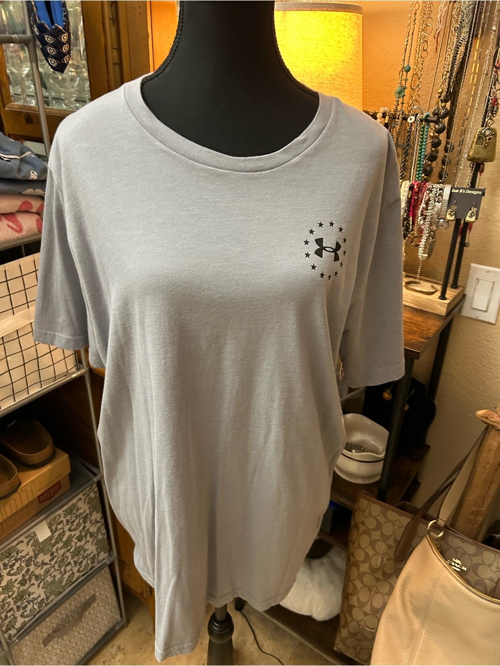 Under Armour Men’s Light Gray Crew Neck Short Sleeve Tee with Logo